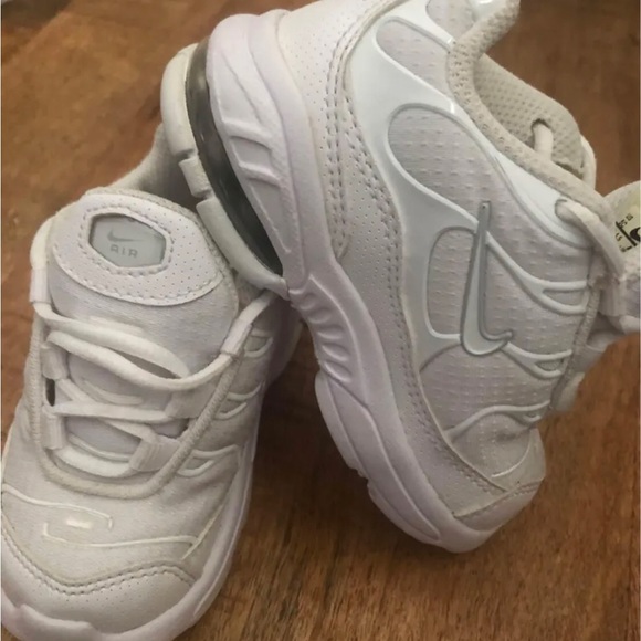 2018 Nike Air Max Plus White & Silver AR1891-100 Size 5C Toddler Kids Shoes - Picture 2 of 5